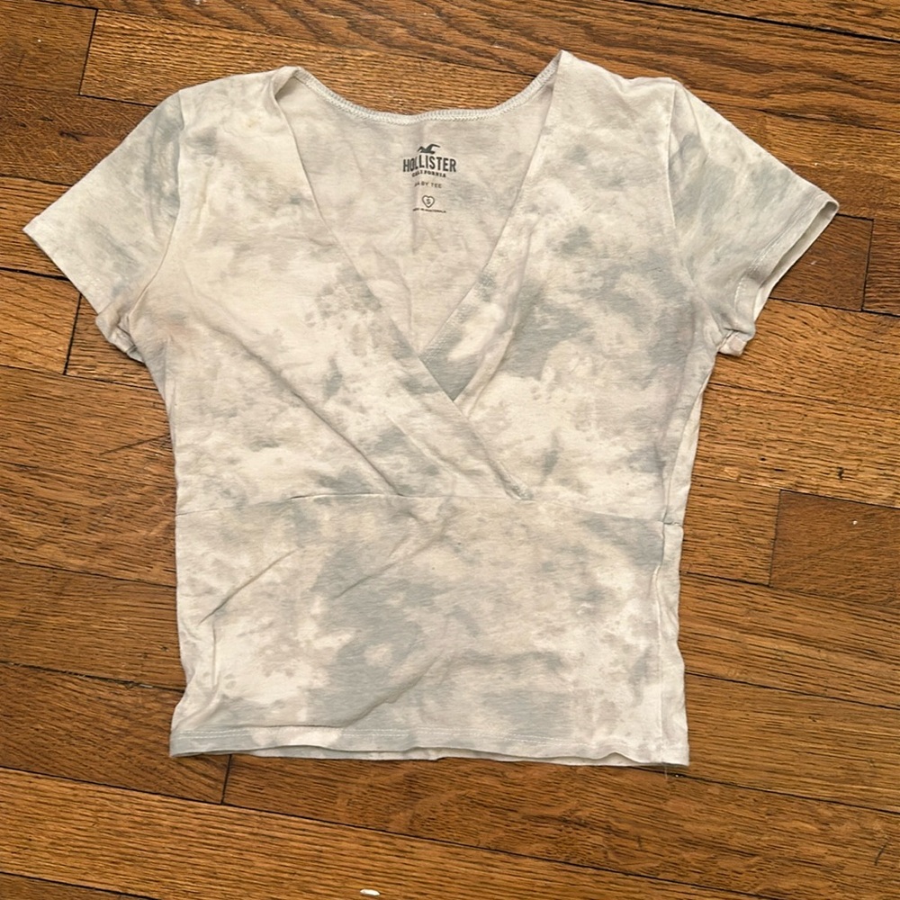 Cropped baby tee by Hollister